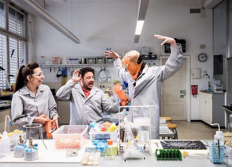 Kindsköpfe an der Arbeit: Carol Schuler als Gloria, Leonardo Nigro als Heinz,  Nicola Mastroberardino als Gianni – Bild: Copyright SRF/​Nikkol Rot