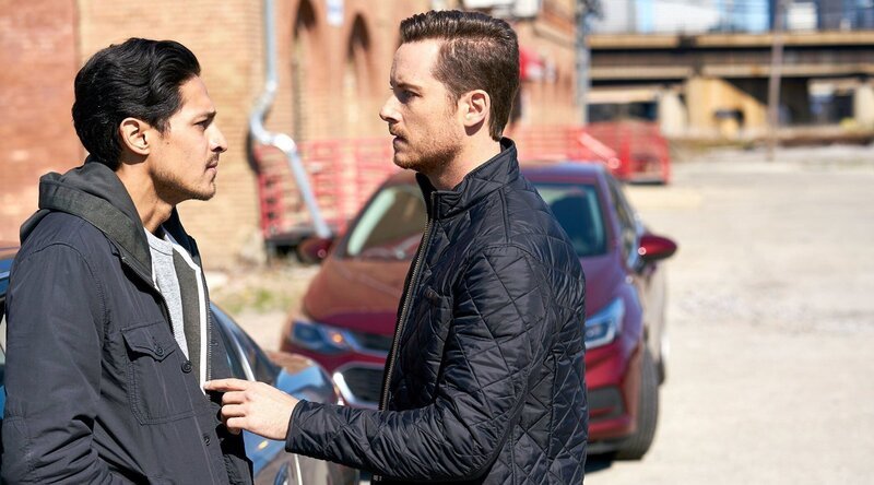 Luis Vega(Carlos Miranda, l), Jay Halstead(Jesse Lee Soffer, r) – Bild: PLURIMEDIA (NBC /​ Parrish Lewis)