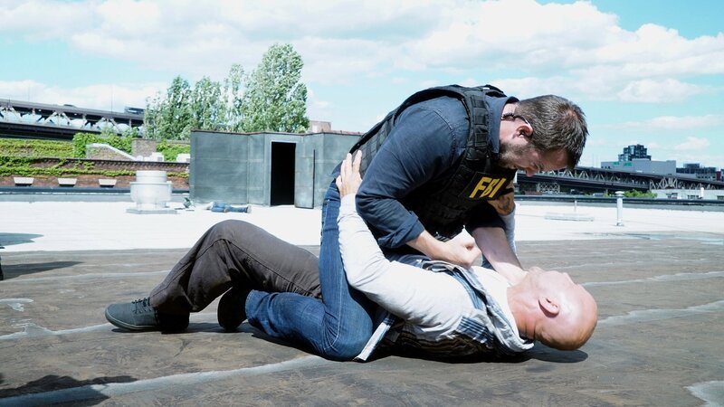 L-R: Kurt Weller (Sullivan Stapleton), Cartel Thug (Chazz Menendez). – Bild: PLURIMEDIA (Warner Bros)