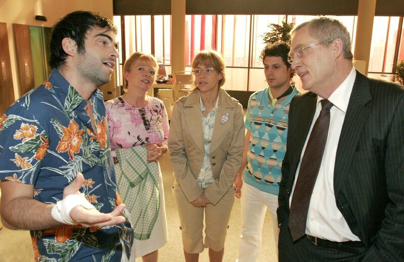 Lisa – selbst im Glückstaumel über Davids Rückkehr – bemerkt Rokkos Trauer nicht. v.l.n.r.: David Seidel (Mathis Künzler), Helga Plenske (Ulrike Mai), Lisa Plenske (Alexandra Neldel), Rokko Kowalski (Manuel Cortez), Friedrich Seidel (Wilhelm Manske). – Bild: SAT.1 /​ Noreen Flynn