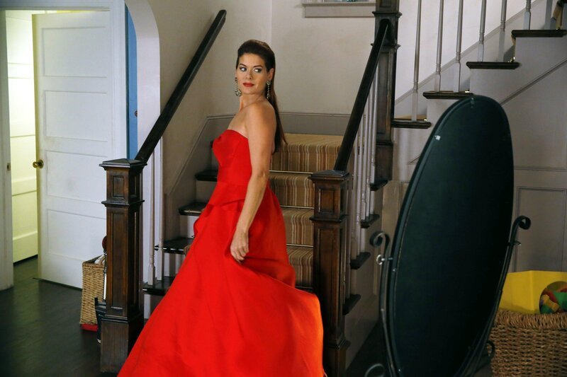 Als ein Assistent eines Fashion Designers ermordet wurde, schleust sich Laura (Debra Messing) undercover bei der Fashion Week ein, um den Mörder zu finden … – Bild: Warner Bros. Entertainment, Inc.