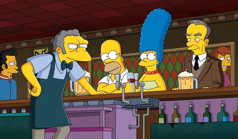 Nach seiner Karriere ist Moe (2.v.l.) wieder zurück in seiner Bar, wo er Besuch von Homer (3.v.l.), Marge (M.) und Mr. Murdock (2.v.r.) bekommt … – Bild: Twentieth Century Fox Film Corporation