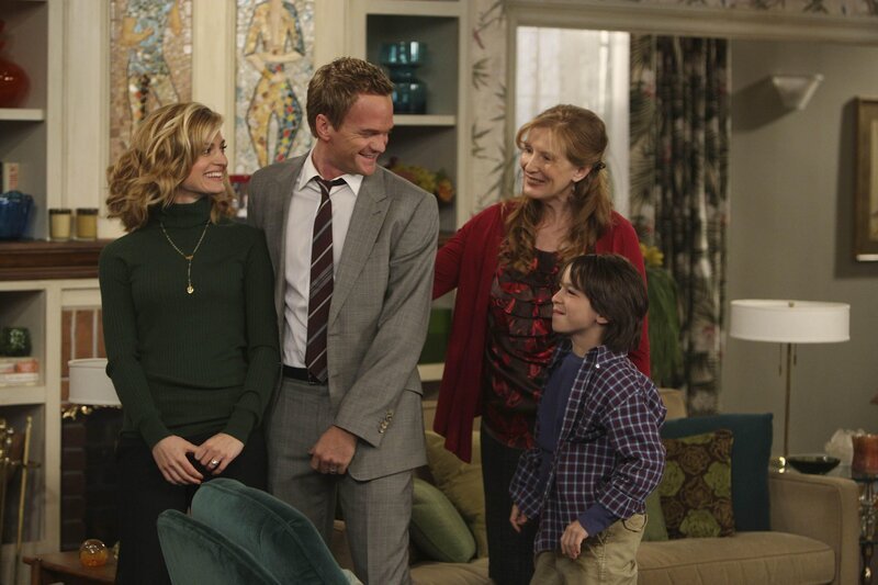 Eine glückliche Familie?: Barney (Neil Patrick Harris, 2.v.l.), Margaret (Brooke D’Orsay, l.), Grant (Zachary Gordon, r.) und Loretta (Frances Conroy, 2.v.r.) … – Bild: © 20th Century Fox International Television