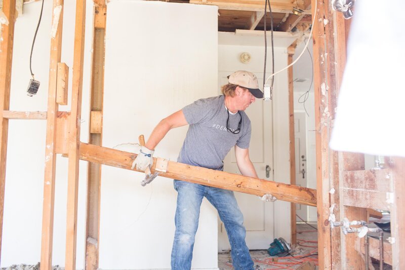 Um einem Vietnam Veteranen und seiner Frau ein Traumhaus zu kreieren, packt Chip Gaines ordentlich mit an und bekommt dabei sogar prominente Unterstützung … – Bild: HGTV/​Scripps Networks, LLC. /​ Rachel Whyte