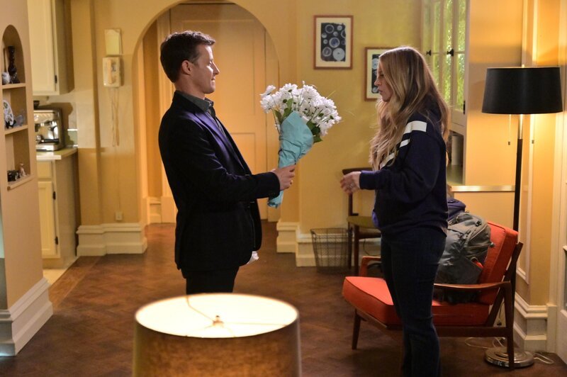 Jamie Reagan (Will Estes, l.); Eddie Reagan (Vanessa Ray, r.) – Bild: CBS BROADCASTING INC. /​ John Paul Filo