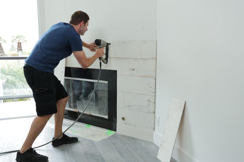 Tarek beschäftigt sich mit dem Design des Kamins. Für die anspruchsvollen Interessenten eines Hauses in dieser Lage muss alles perfekt werden, um das Millionengeschäft erfolgreich abschließen zu können. Ob das dem Makler-Ehepaar gelingen wird? – Bild: HGTV/​Scripps Networks, LLC.