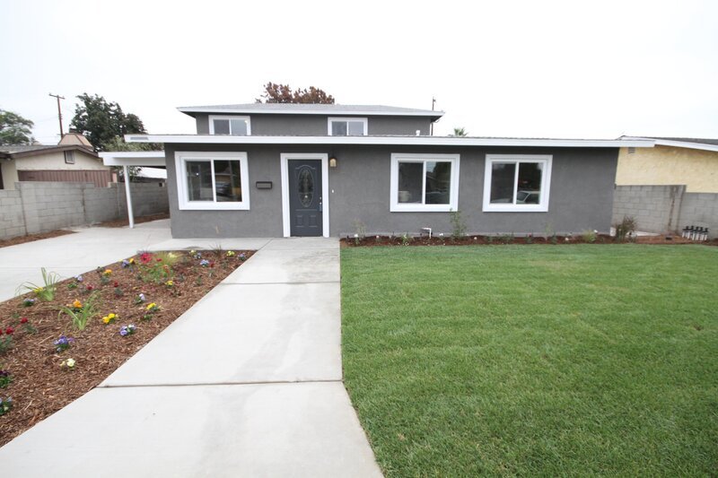 Das Haus ist schon von außen kaum wiederzuerkennen: Der Vorgarten ist weitläufig und bepflanzt und auch die Fassade des Hauses ist neu. Ob das auch den Geschmack der Interessenten trifft? – Bild: Scripps Networks, LLC