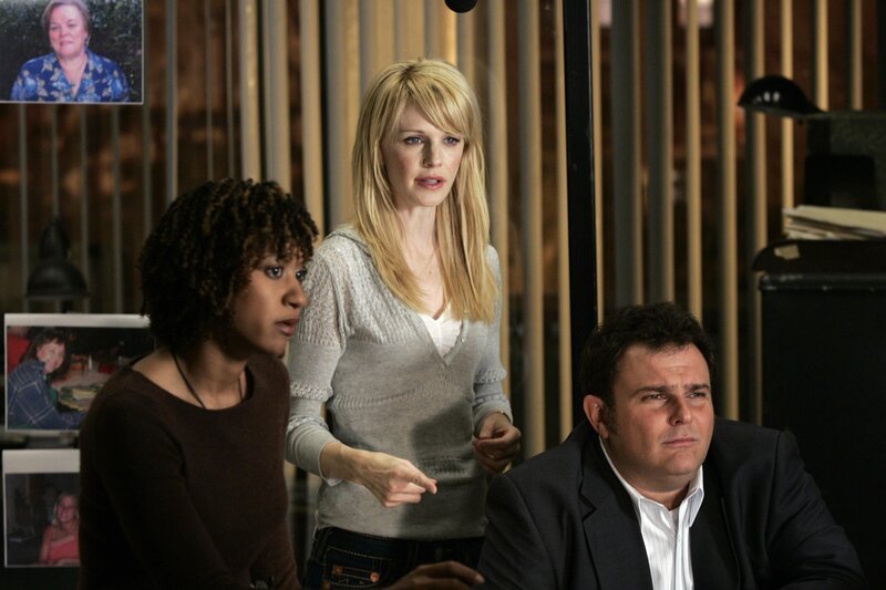 Lilly Rush (Kathryn Morris, M.) öffnet gemeinsam mit ihren Kollegen Kat Miller (Tracie Thoms, l.) und Nick (Jeremy Ratchford, r.), erneut die Akten zu einem Mordfall, der 11 Jahre zurückliegt … – Bild: Warner Bros. Television