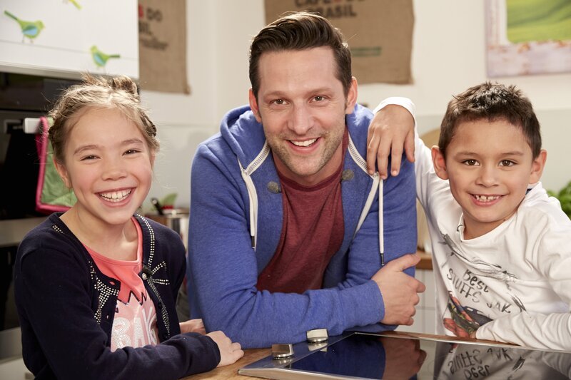 Alexander Kumptner mit den Kochkids Lara und Luis. – Bild: ORF 1