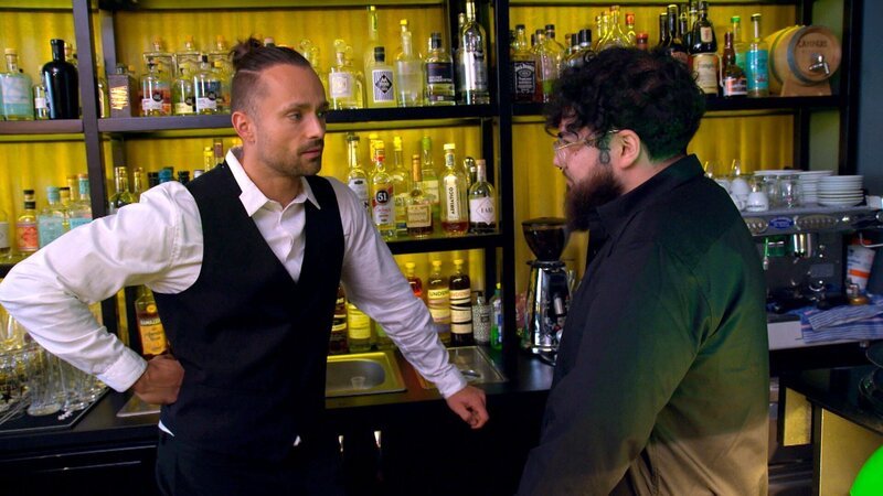 Mike ist überzeugt, sich beim Probetag als Chefbarkeeper den Job zu sichern. Doch als ein jüngerer Konkurrent gewinnt, trifft ihn die Begründung des Chefs hart: Mike sei „zu alt fürs Team“. Der Rückschlag kratzt tief an seinem Stolz. – Bild: RTLZWEI