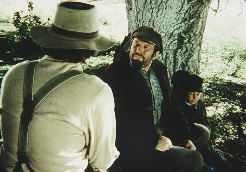 Charles (Michael Landon, l.) verabschiedet sich von Yuli (Theodore Bikel, M.) und Victor (Ike Eisenmann, r.). – Bild: Sat.1 Gold