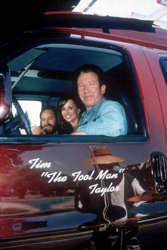 Stolz wie Oskar! Tim (Tim Allen, r.) nimmt Heidi (Debbe Dunning) und Al (Richard Karn) mit auf Probefahrt in seinem neuen Auto. – Bild: Nitro