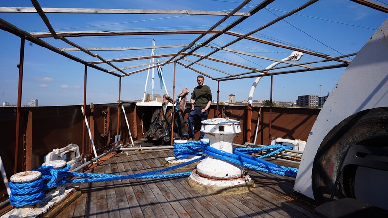 Presenter JJ Chalmers auf der TS Queen Mary. Im gleichen Glasgower Dock wurde einst die SS Athenia gebaut, die am 3. September 1939 als erstes britisches Schiff im Zweiten Weltkrieg von Deutschen versenkt wurde. – Bild: BBC/​Voltage TV Productions Ltd