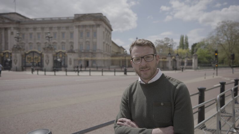 Presenter JJ Chalmers vor dem Buckingham-Palast, Residenz der britischen Königsfamilie seit der zweiten Hälfte des 18. Jahrhunderts. – Bild: BBC/​Voltage TV Productions Ltd