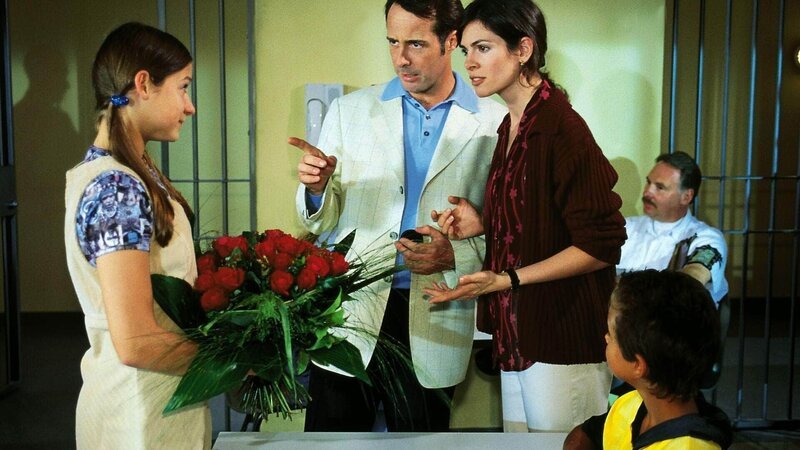 Susanne (Cheryl Shepard, r) lehnt zunächst den Heiratsantrag von Rechtsanwalt Maybach (Burkhard Heyl, M.) ab. Doch Nina (Tine Worch, l.) versucht weiterhin zu intervenieren. – Bild: RTL