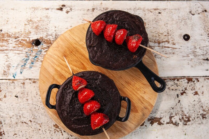 Brownie mit Erdbeeren – Bild: RTL /​ Appetite Media TV