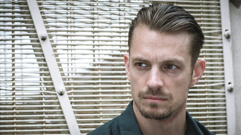 Nach seiner vorzeitigen Entlassung aus dem Gefängnis wurde Pete Koslow (Joel Kinnaman) zum FBI-Informanten. – Bild: Aidan Monaghan