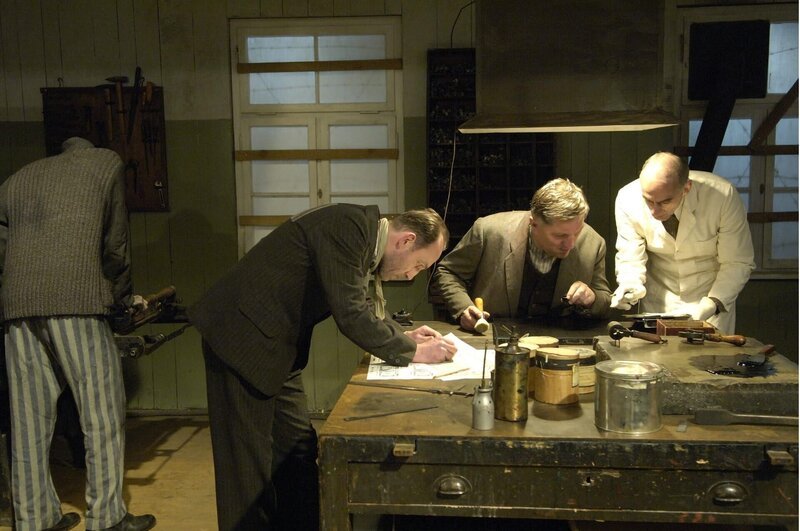 Sorowitsch (Karl Markovics, 2.v.l.) und seine Kollegen bei der Arbeit in der Fälscherwerkstatt – Bild: ORF/​Filmladen/​Jat Jürgen Olczyk