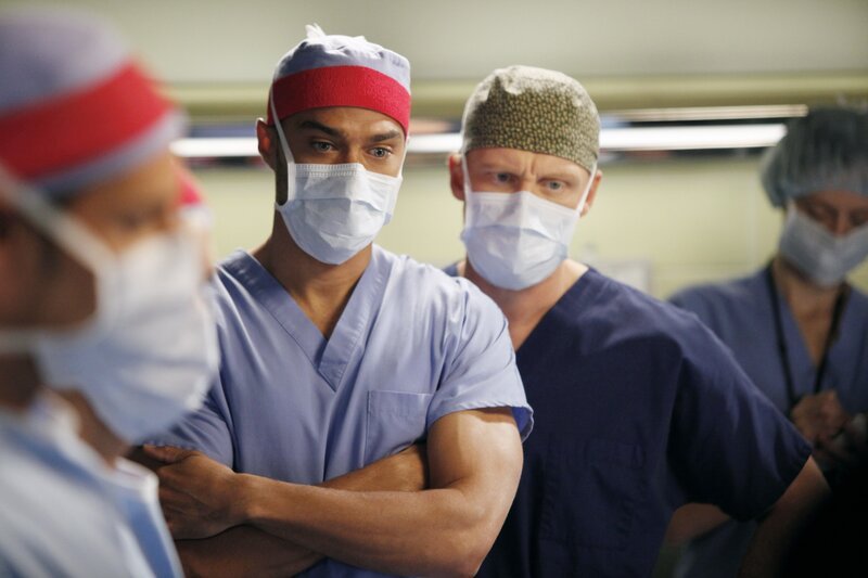 Eine schwierige Operation steht an: Jackson (Jesse Williams, 2.v.l.), Owen (Kevin McKidd, 2.v.r.) und das restliche Team, versuchen alles um die Siamesischen Zwillingen Brandi und Andy erfolgreich voneinander zu trennen … – Bild: 2011 American Broadcasting Companies, Inc. /​ Kelsey McNeal