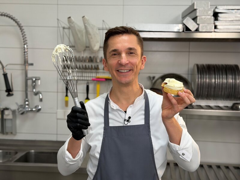 Eric wird zur Torten-Challenge herausgefordert. – Bild: ZDF/​Yvonne Goegelein-Kaben