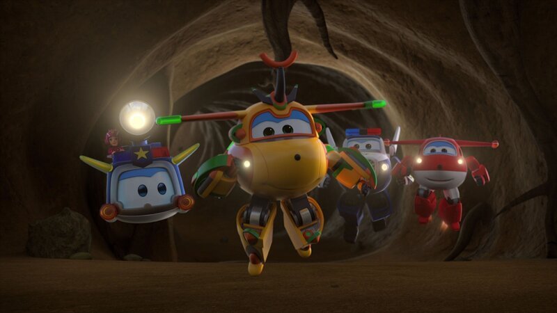 Bucky (mi.) schrumpft Sandrine (li.), Paul (2.v.re.) und Jett (re.) mithilfe seiner Abzeichen klein, sodass sie in den Tunneln nach dem Trüffelschwein und Jett Pet suchen und sie finden können. Nun sehen sie auch den Grund, warum das Schwein es so eilig hatte, sich in die Erde zu graben: Tief unter der Erde hat Snouty einen riesigen Trüffel erschnuppert. – Bild: FUNNYFLUX /​ ALPHA ALL RIGHTS RESERVED.