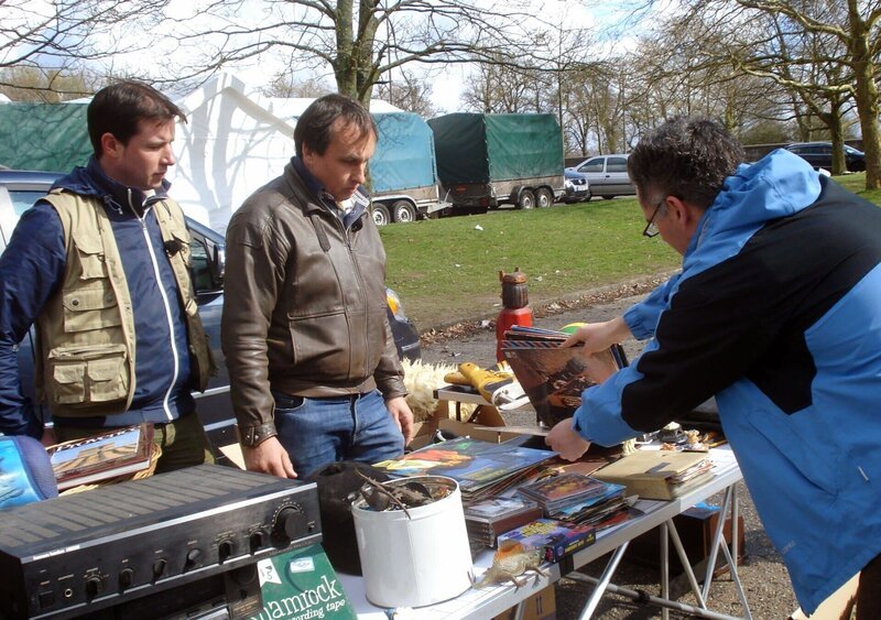 Jörg (2.v.li.) steht gemeinsam mit dem Trödelprofi Antoine Richard (li.) auf dem Flohmarkt – Bild: RTL Zwei