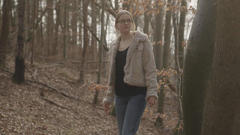 Eine 23-Jährige sucht Ruhe und Erholung in der Natur – doch dann verliert sich ihre Spur. Aus der verzweifelten Suche wird bald traurige Gewissheit: Sie fiel einem Gewaltverbrechen zum Opfer. – Bild: ZDF