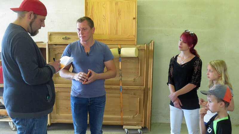 Von links: Sebastian (32), Trödelexperte Otto Schulte, Tina (33), Nele und Jannis bei der Preisbesprechung. – Bild: RTL II