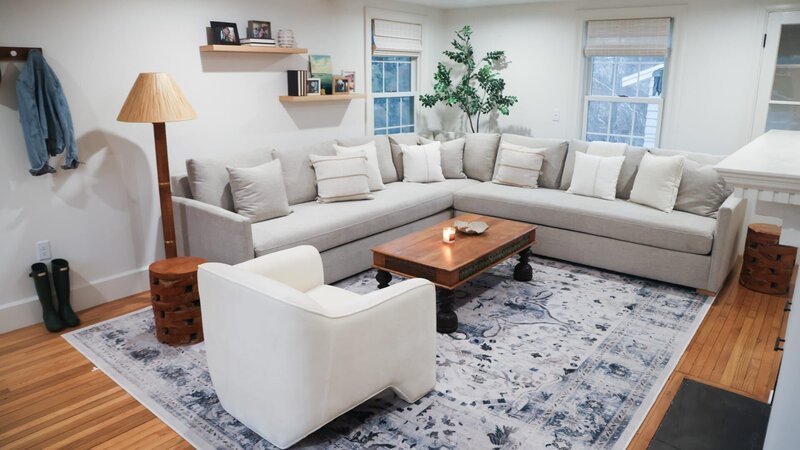 After shot of the living room. As seen on HGTV’s Fix My Frankenhouse season 2. – Bild: Warner Bros. Discovery, Inc. or its subsidiaries and affiliates