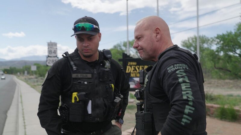 L-R: Hansel Felix und Manfred während eines Einsatzes (spezifisch) /​ Hansel Felix and Manfred during a investigation (specific) – Bild: Warner Bros. Discovery, Inc. or its subsidiaries and affiliates