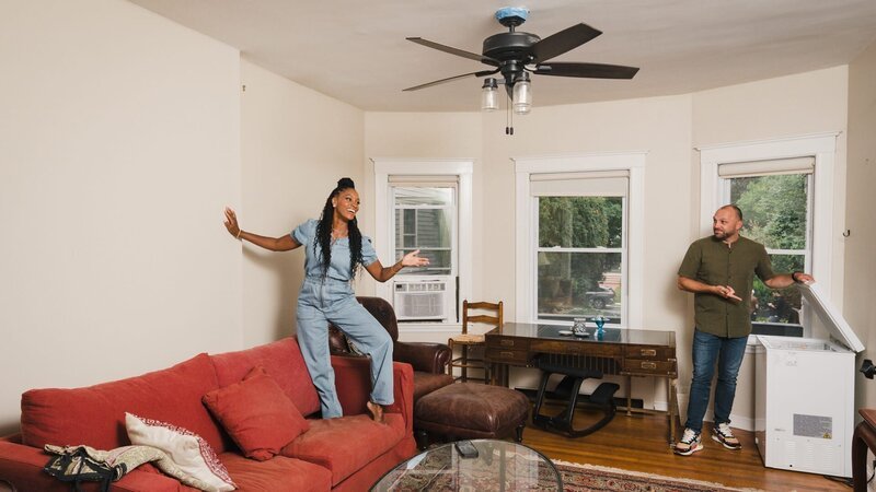 Denese and Mike Butler walk through at the Killian home, as seen on Fix My Frankenhouse Season 2. – Bild: Warner Bros. Discovery, Inc. or its subsidiaries and affiliates /​ Karen Lane