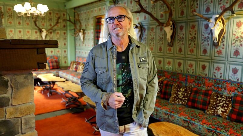 Premiere bei den Geissens: Shania verbringt mehrere Tage allein mit Robert in Wien, während Davina sich um Carmen kümmert, die sich von einer OP erholt. Shania soll ein großes Roberto-Geissini-Fotoshooting für Österreichs Modebibel „Style Up Your Life“ leiten. Das erste Meeting mit Chef Adi Weiss findet in schwindelerregender Höhe in einem Glaskasten statt. Robert kämpft mit seiner Höhenangst und klammert sich ans Geländer. – Bild: RTLZWEI