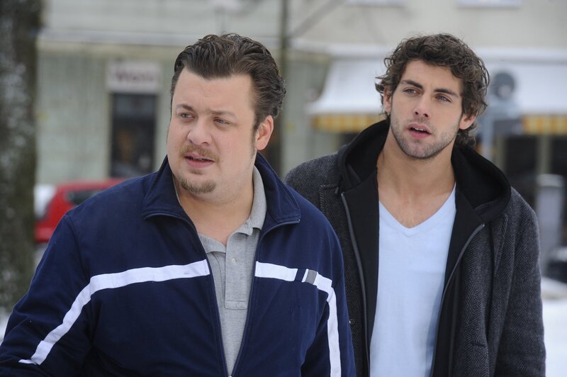 Was haben Geist Heinrich (Till Butterbach, l.) und Jonas (Roy Peter Link, r.) vor? – Bild: SAT.1 /​ Oliver Ziebe