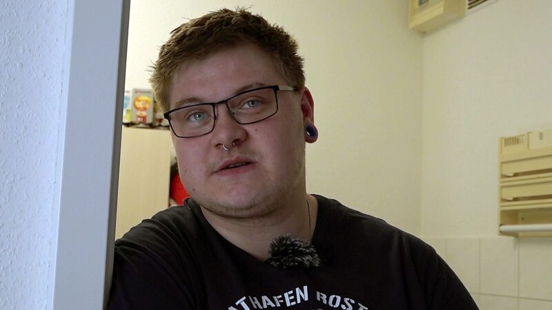 Transmann Damian (26) will beim Bürgeramt seinen Nachnamen ändern – ein Schritt von großer persönlicher Bedeutung. – Bild: RTLZWEI /​ UFA SHOW & FACTUAL