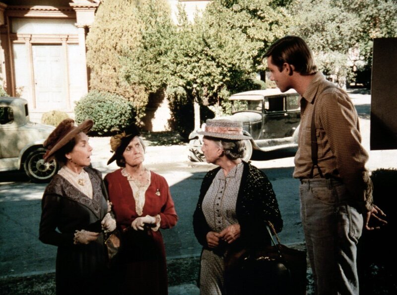 Mamie Baldwin (Helen Kleeb, l.), ihre Schwester Emily (Mary Jackson, 2.v.l.) und Ester (Ellen Corby, 2.v.r.) bitten John-Boy (Richard Thomas, r.), sie im Kampf um das alte Haus zu unterstützen. – Bild: Sat.1 Gold