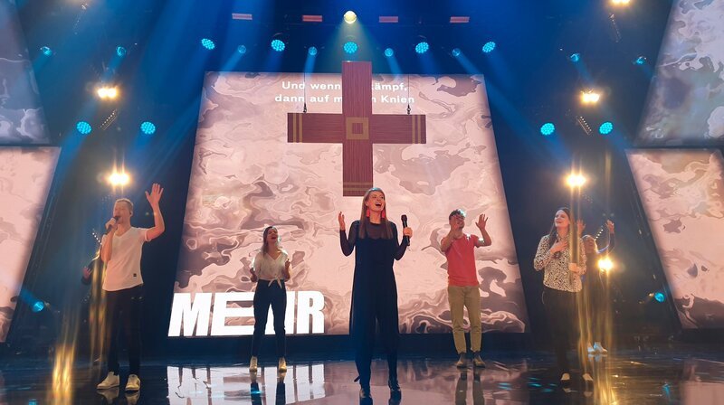 Zu der Mehrkonferenz im Jahr 2024, einer Veranstaltung des „Gebetshauses Augsburg“, kamen mehrere Tausend Menschen. Weiteres Bildmaterial finden Sie unter www.br-foto.de. – Bild: BR/​Ralph Gladitz
