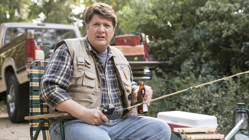 Lance Barber (George Cooper Sr.). – Bild: Warner Bros.