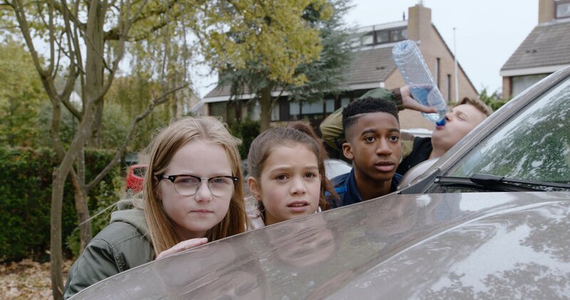 Floor (Bobbie Mulder, li.), Margreet (Romy Voll, 2.v.li.), Jeroen (Genisis Akesson, 2.v.re.) und Kees (Ole Kroes, re.) vor dem Nachbarshaus. Sie wollen ihm einen Streich spielen. – Bild: NDR/​NL Film