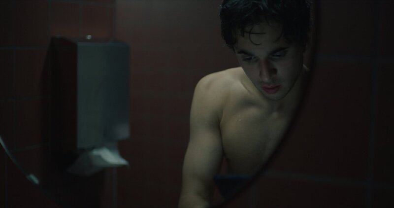 Nach einer Nacht ohne Unterkunft wird Momo (Shahine El-Hamus) plötzlich mit einer lebensverändernden Nachricht konfrontiert. – Bild: TM & Paramount