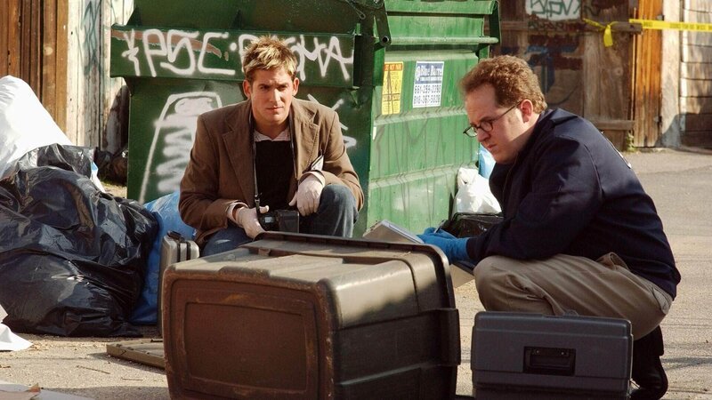 Greg (Eric Szmanda, l.) findet einen toten Jungen in einem Abfallcontainer. David Phillips (David Berman) stellt fest, dass der etwa Fünfjährige erbärmlich verhungert ist. – Bild: TVNOW /​ CBS