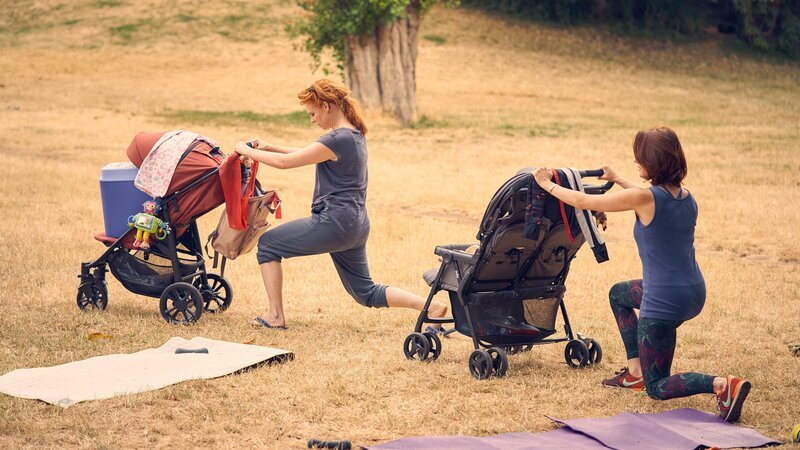Nina (Lavinia Wilson, r.) hat Nike (Henny Reents, l.) dazu motiviert, bei der Buggy-Gymnastik mitzumachen. – Bild: ZDF und Frank Dicks