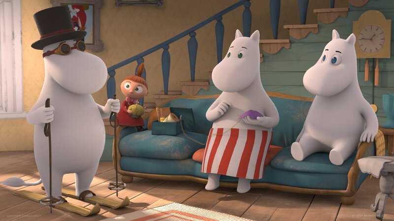 Muminpapa (l.) trainiert Mumintroll (r.) für das Skirennen. – Bild: ZDF und Moomin Characters – Gutsy Animations