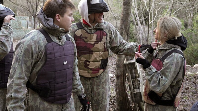 Shania (re.) wurde von einem Paintball am Hals getroffen.. Josh und Ozan kümmern sich – Bild: RTLZWEI