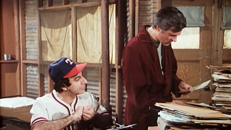 (v.l.) Hunnicut (Mike Farrell), Winchester (David Ogden Stiers), Klinger (Jamie Farr), Pierce (Alan Alda), Houlihan (Loretta Swit), Potter (Harry Morgan) und Father Mulchy (William Christopher) – Bild: TVNOW