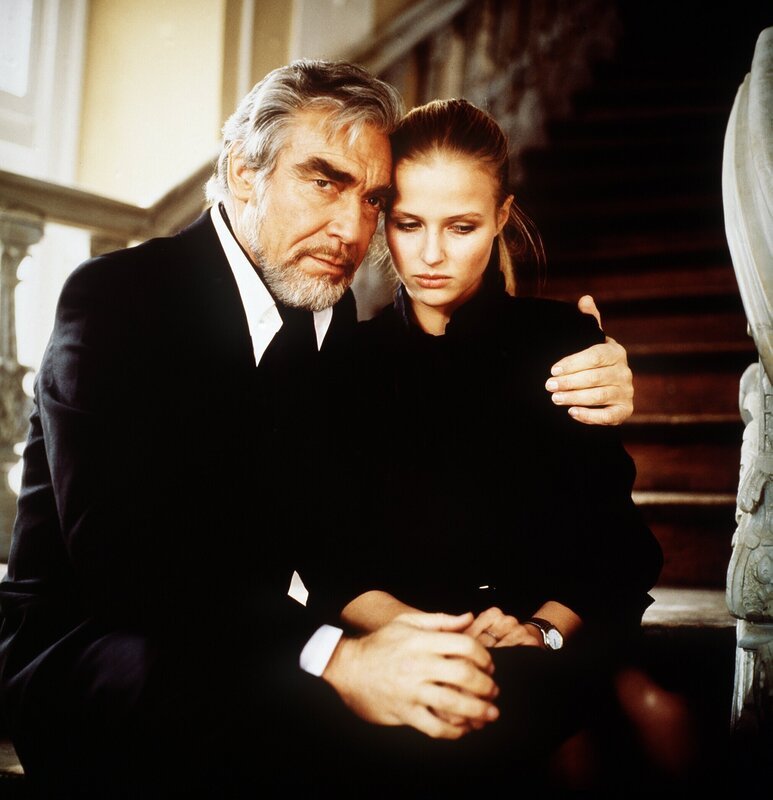 Nane (Katharina Böhm), die jüngste Tochter des Grafen, hat unter dem plötzlichen Tod ihres Vaters besonders gelitten. In ihrem Schmerz sucht sie Trost bei ihrem Onkel Max (Jürgen Goslar). – Bild: ORF/​ZDF