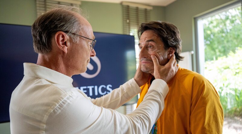 Der Schönheitschirurg Dr. Maletzki (links, Martin Brambach) berät TV-Kommissar Tim Seebach (rechts, Oliver Mommsen). – Bild: ARD Degeto Film/​Radio Bremen/​Michael Ihle