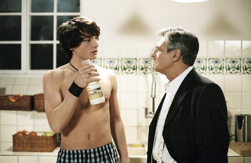 Alexander Wellinghoff (Peter Hladik, r.) bleibt Heiko (Ralph Kretschmar, l.) gegenüber misstrauisch. – Bild: Britta Krehl