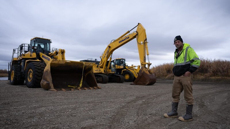 Shawn Pomrenke next to Construction vehicles – Bild: Warner Bros. Discovery, Inc. or its subsidiaries and affiliates