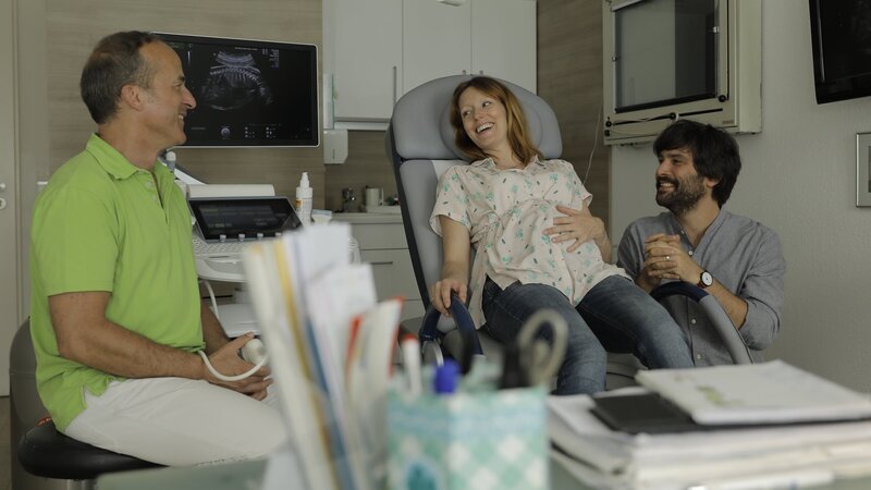 Nina (Lavinia Wilson, M.) und Jannos (Jasin Challah, r.) erfahren beim Ultraschall, dass sie einen Jungen bekommen werden. – Bild: ZDF und TOM TRAMBOW BVK