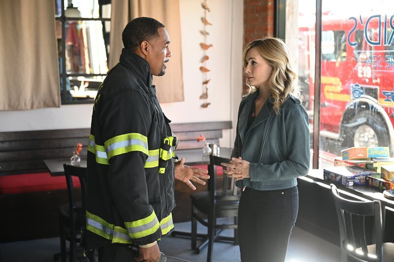 Jason George (Dr. Ben Warren), Lindsey Gort (Ingrid Saunders). – Bild: American Broadcasting Companies, Inc.